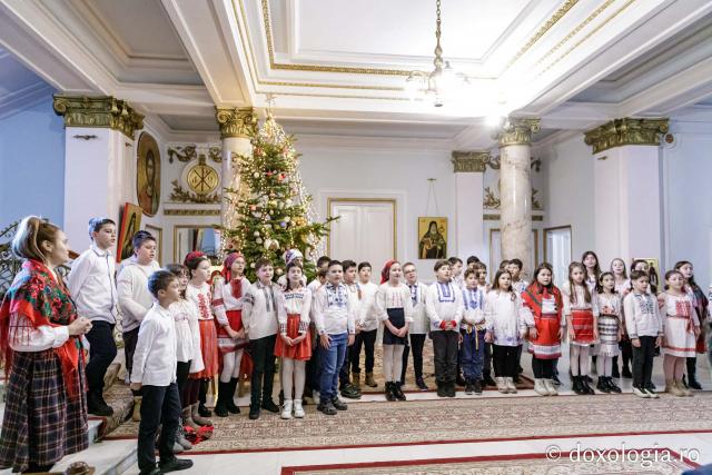 (Foto) Școala „Ion Simionescu” din Iași – Colindători la Reședința Mitropolitană 2024