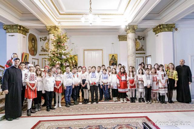 (Foto) Școala „Ion Simionescu” din Iași – Colindători la Reședința Mitropolitană 2024