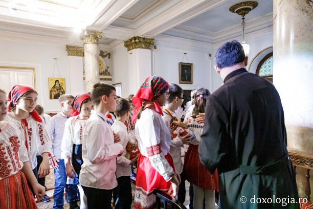 (Foto) Școala „Ion Simionescu” din Iași – Colindători la Reședința Mitropolitană 2024