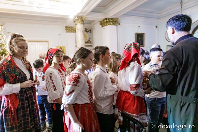 (Foto) Școala „Ion Simionescu” din Iași – Colindători la Reședința Mitropolitană 2024