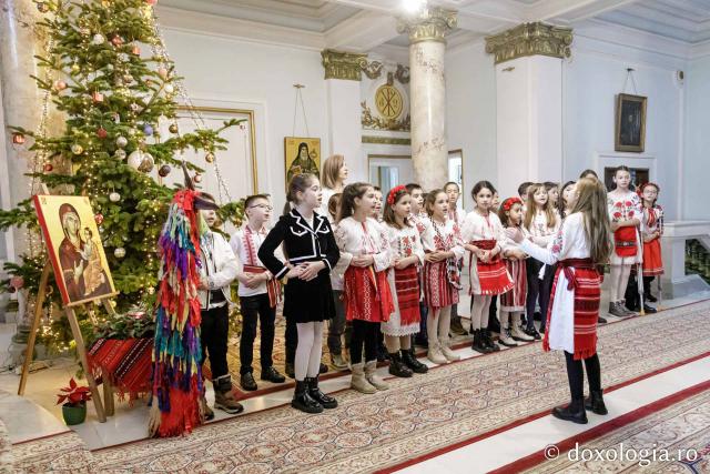 (Foto) Școala Carol I, clasa a 3-a C – Colindători la Reședința Mitropolitană 2024