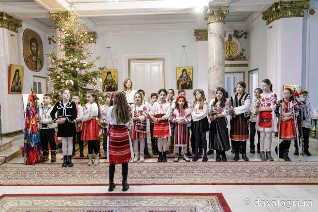 (Foto) Școala Carol I, clasa a 3-a C – Colindători la Reședința Mitropolitană 2024