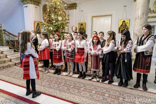 (Foto) Școala Carol I, clasa a 3-a C – Colindători la Reședința Mitropolitană 2024