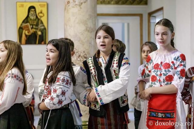 (Foto) Școala Carol I, clasa a 3-a C – Colindători la Reședința Mitropolitană 2024
