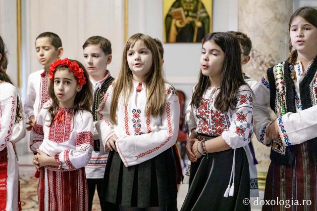 (Foto) Școala Carol I, clasa a 3-a C – Colindători la Reședința Mitropolitană 2024