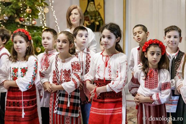 (Foto) Școala Carol I, clasa a 3-a C – Colindători la Reședința Mitropolitană 2024