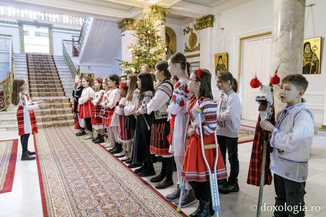 (Foto) Școala Carol I, clasa a 3-a C – Colindători la Reședința Mitropolitană 2024