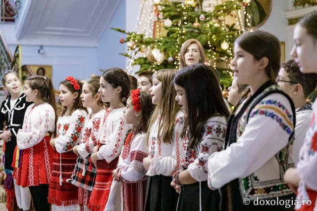 (Foto) Școala Carol I, clasa a 3-a C – Colindători la Reședința Mitropolitană 2024