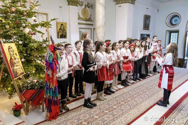 (Foto) Școala Carol I, clasa a 3-a C – Colindători la Reședința Mitropolitană 2024