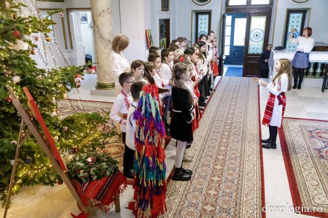 (Foto) Școala Carol I, clasa a 3-a C – Colindători la Reședința Mitropolitană 2024