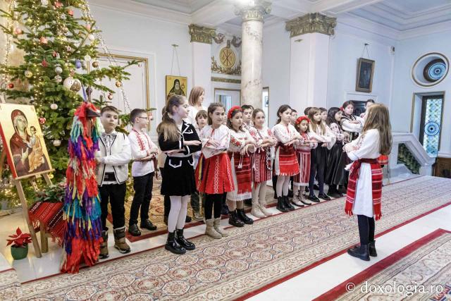 (Foto) Școala Carol I, clasa a 3-a C – Colindători la Reședința Mitropolitană 2024