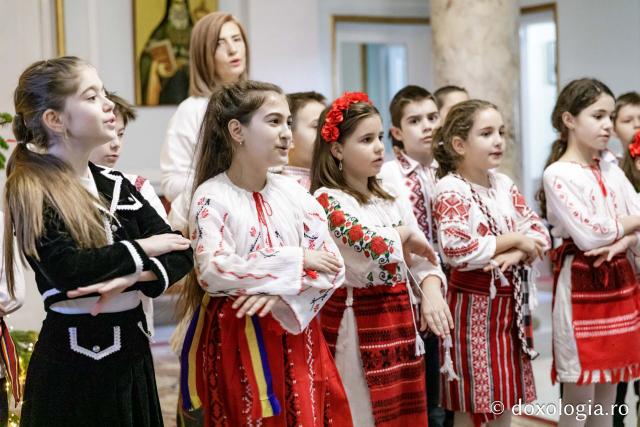(Foto) Școala Carol I, clasa a 3-a C – Colindători la Reședința Mitropolitană 2024