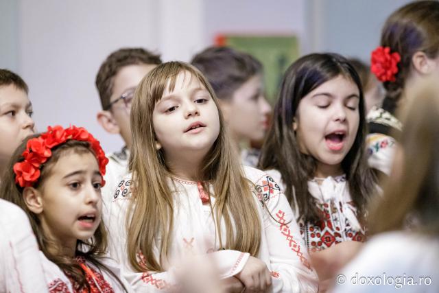 (Foto) Școala Carol I, clasa a 3-a C – Colindători la Reședința Mitropolitană 2024