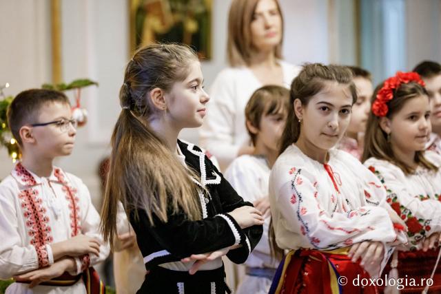 (Foto) Școala Carol I, clasa a 3-a C – Colindători la Reședința Mitropolitană 2024
