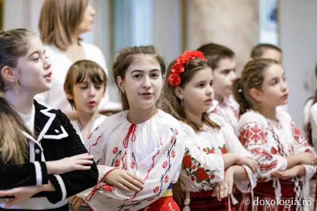 (Foto) Școala Carol I, clasa a 3-a C – Colindători la Reședința Mitropolitană 2024