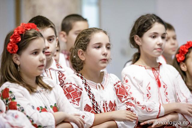 (Foto) Școala Carol I, clasa a 3-a C – Colindători la Reședința Mitropolitană 2024