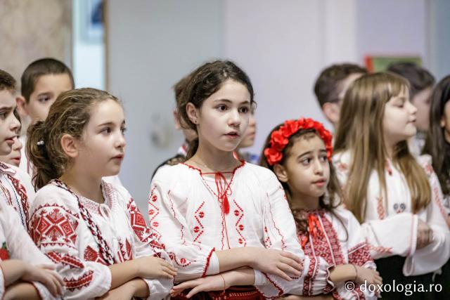 (Foto) Școala Carol I, clasa a 3-a C – Colindători la Reședința Mitropolitană 2024