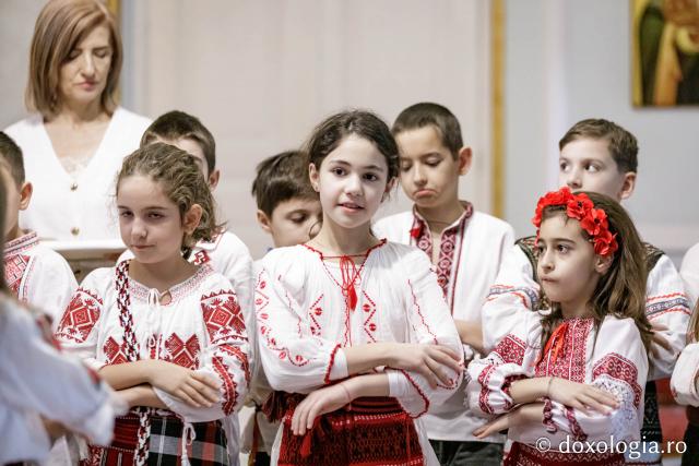 (Foto) Școala Carol I, clasa a 3-a C – Colindători la Reședința Mitropolitană 2024