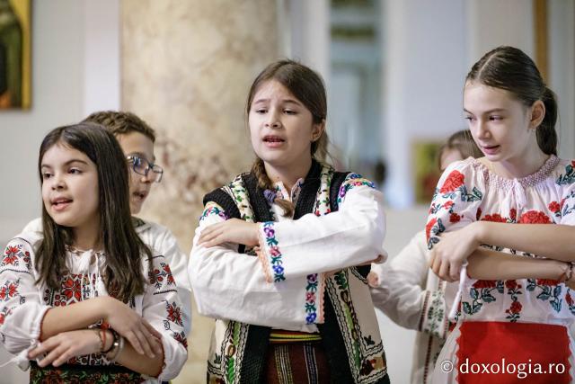 (Foto) Școala Carol I, clasa a 3-a C – Colindători la Reședința Mitropolitană 2024