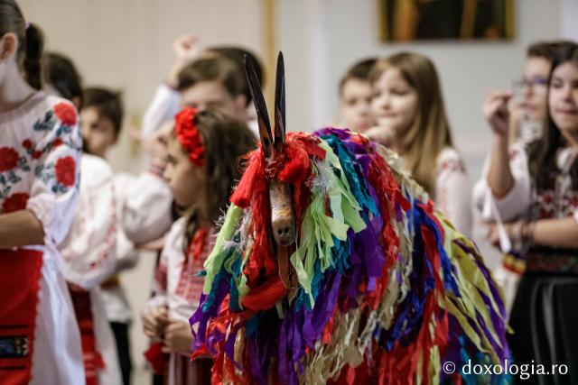 (Foto) Școala Carol I, clasa a 3-a C – Colindători la Reședința Mitropolitană 2024