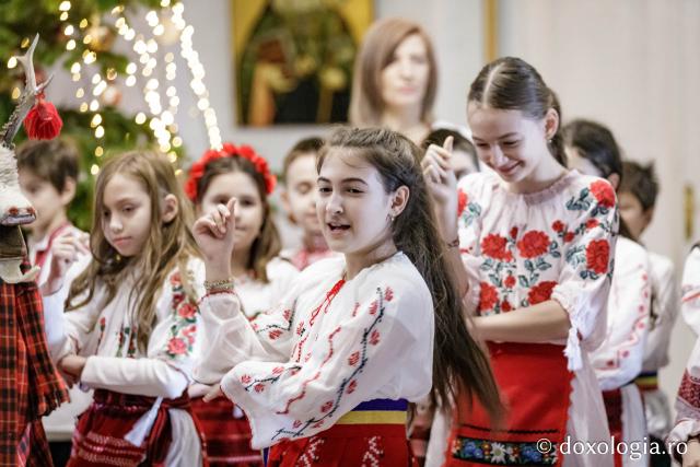 (Foto) Școala Carol I, clasa a 3-a C – Colindători la Reședința Mitropolitană 2024
