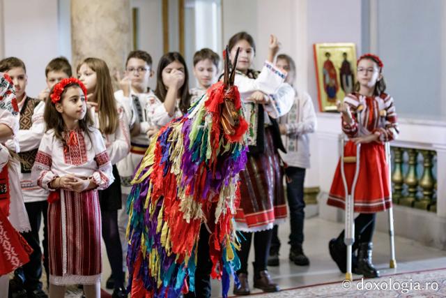 (Foto) Școala Carol I, clasa a 3-a C – Colindători la Reședința Mitropolitană 2024