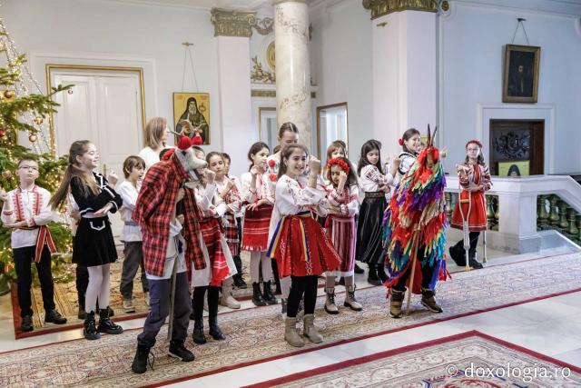 (Foto) Școala Carol I, clasa a 3-a C – Colindători la Reședința Mitropolitană 2024