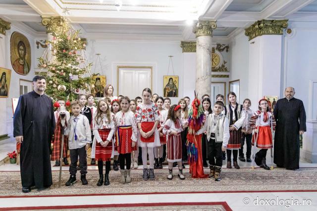 (Foto) Școala Carol I, clasa a 3-a C – Colindători la Reședința Mitropolitană 2024