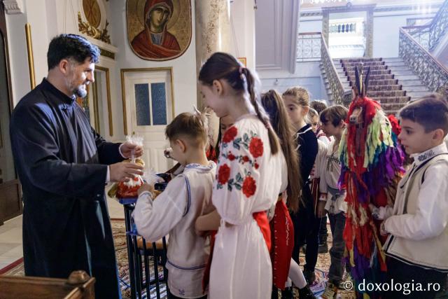 (Foto) Școala Carol I, clasa a 3-a C – Colindători la Reședința Mitropolitană 2024