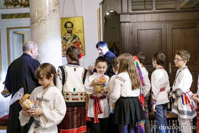 (Foto) Școala Carol I, clasa a 3-a C – Colindători la Reședința Mitropolitană 2024