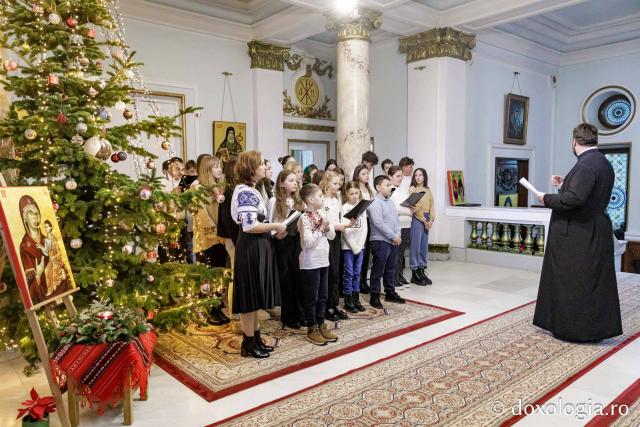 (Foto) Parohia Boroșoaia – Colindători la Reședința Mitropolitană 2024
