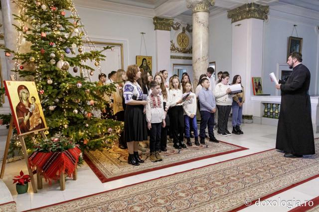 (Foto) Parohia Boroșoaia – Colindători la Reședința Mitropolitană 2024