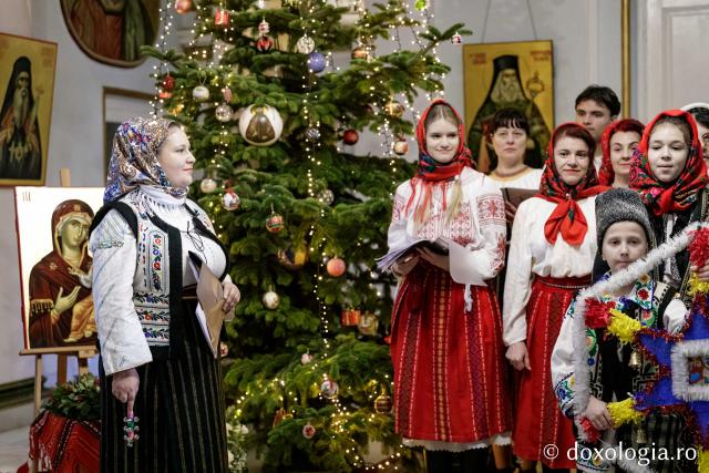 (Foto) Ansamblul „Răsunet” – Colindători la Reședința Mitropolitană 2024