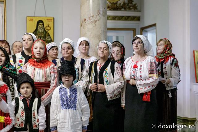 (Foto) Ansamblul „Răsunet” – Colindători la Reședința Mitropolitană 2024