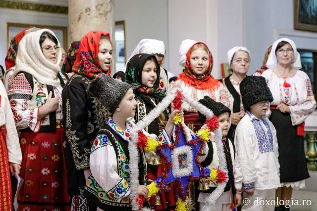 (Foto) Ansamblul „Răsunet” – Colindători la Reședința Mitropolitană 2024