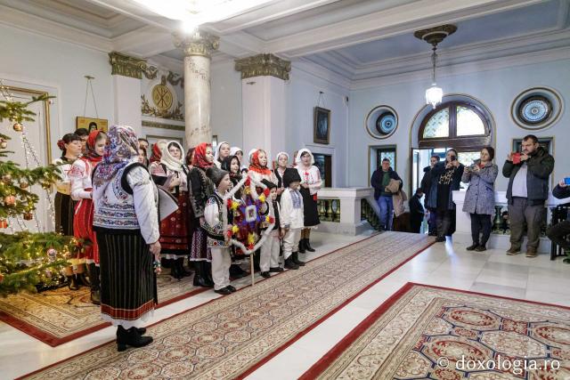 (Foto) Ansamblul „Răsunet” – Colindători la Reședința Mitropolitană 2024