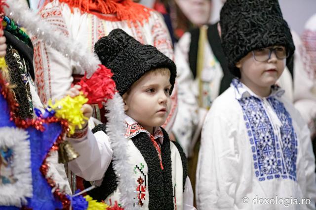(Foto) Ansamblul „Răsunet” – Colindători la Reședința Mitropolitană 2024