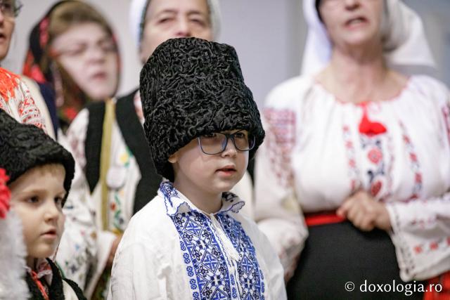 (Foto) Ansamblul „Răsunet” – Colindători la Reședința Mitropolitană 2024