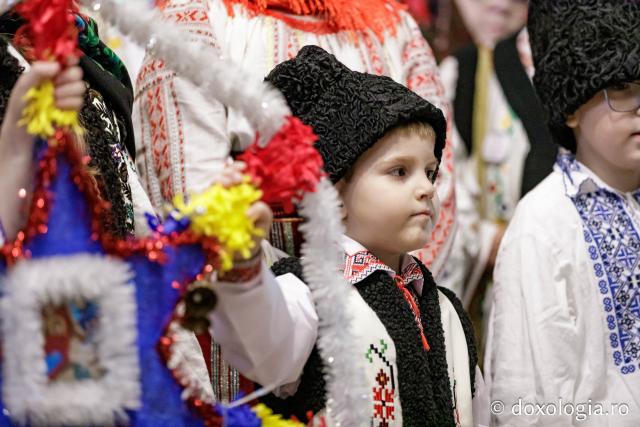 (Foto) Ansamblul „Răsunet” – Colindători la Reședința Mitropolitană 2024