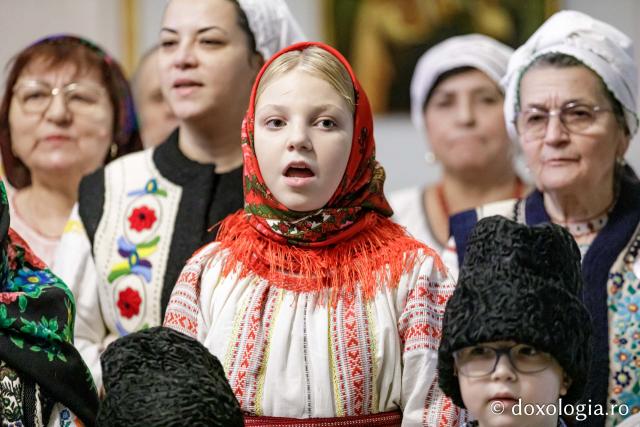 (Foto) Ansamblul „Răsunet” – Colindători la Reședința Mitropolitană 2024
