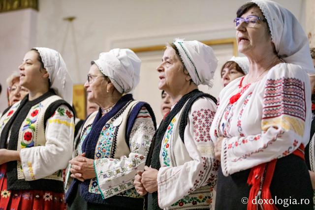 (Foto) Ansamblul „Răsunet” – Colindători la Reședința Mitropolitană 2024