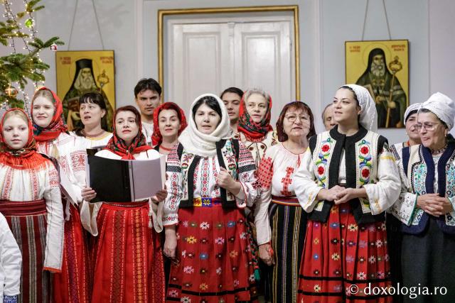 (Foto) Ansamblul „Răsunet” – Colindători la Reședința Mitropolitană 2024