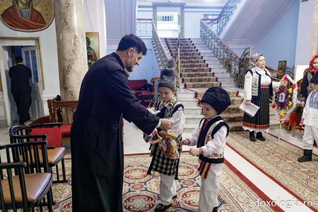 (Foto) Ansamblul „Răsunet” – Colindători la Reședința Mitropolitană 2024
