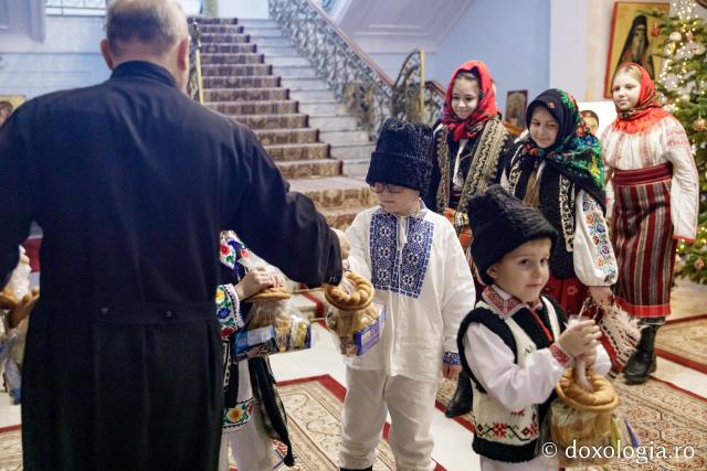 (Foto) Ansamblul „Răsunet” – Colindători la Reședința Mitropolitană 2024