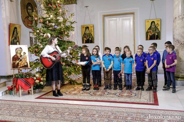 (Foto) Școala primară Elite – Colindători la Reședința Mitropolitană 2024