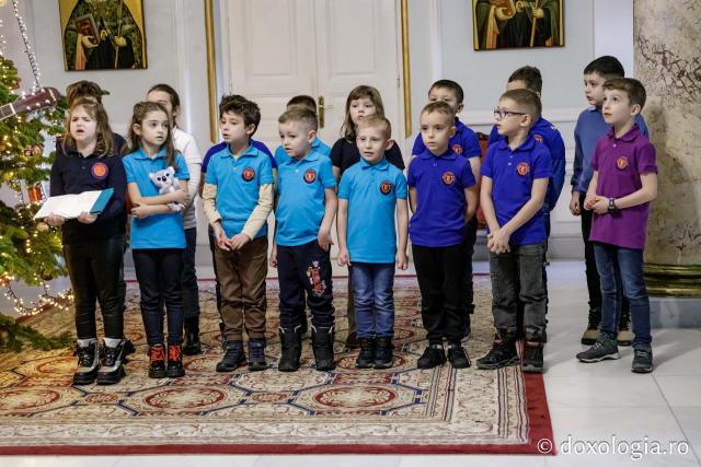 (Foto) Școala primară Elite – Colindători la Reședința Mitropolitană 2024