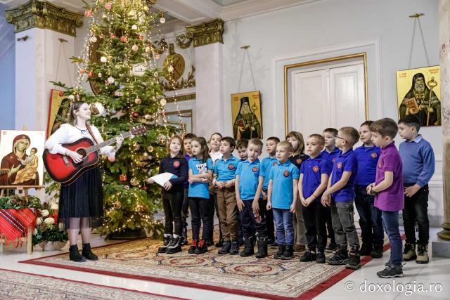 (Foto) Școala primară Elite – Colindători la Reședința Mitropolitană 2024
