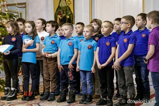(Foto) Școala primară Elite – Colindători la Reședința Mitropolitană 2024