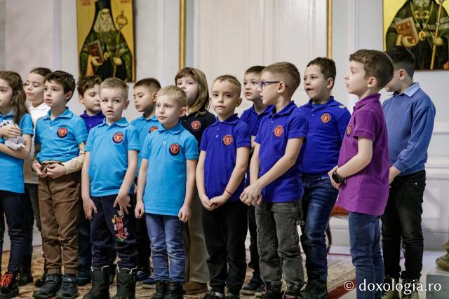 (Foto) Școala primară Elite – Colindători la Reședința Mitropolitană 2024