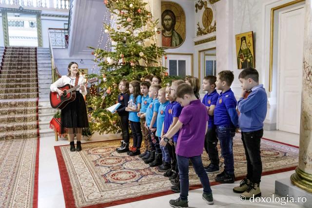 (Foto) Școala primară Elite – Colindători la Reședința Mitropolitană 2024